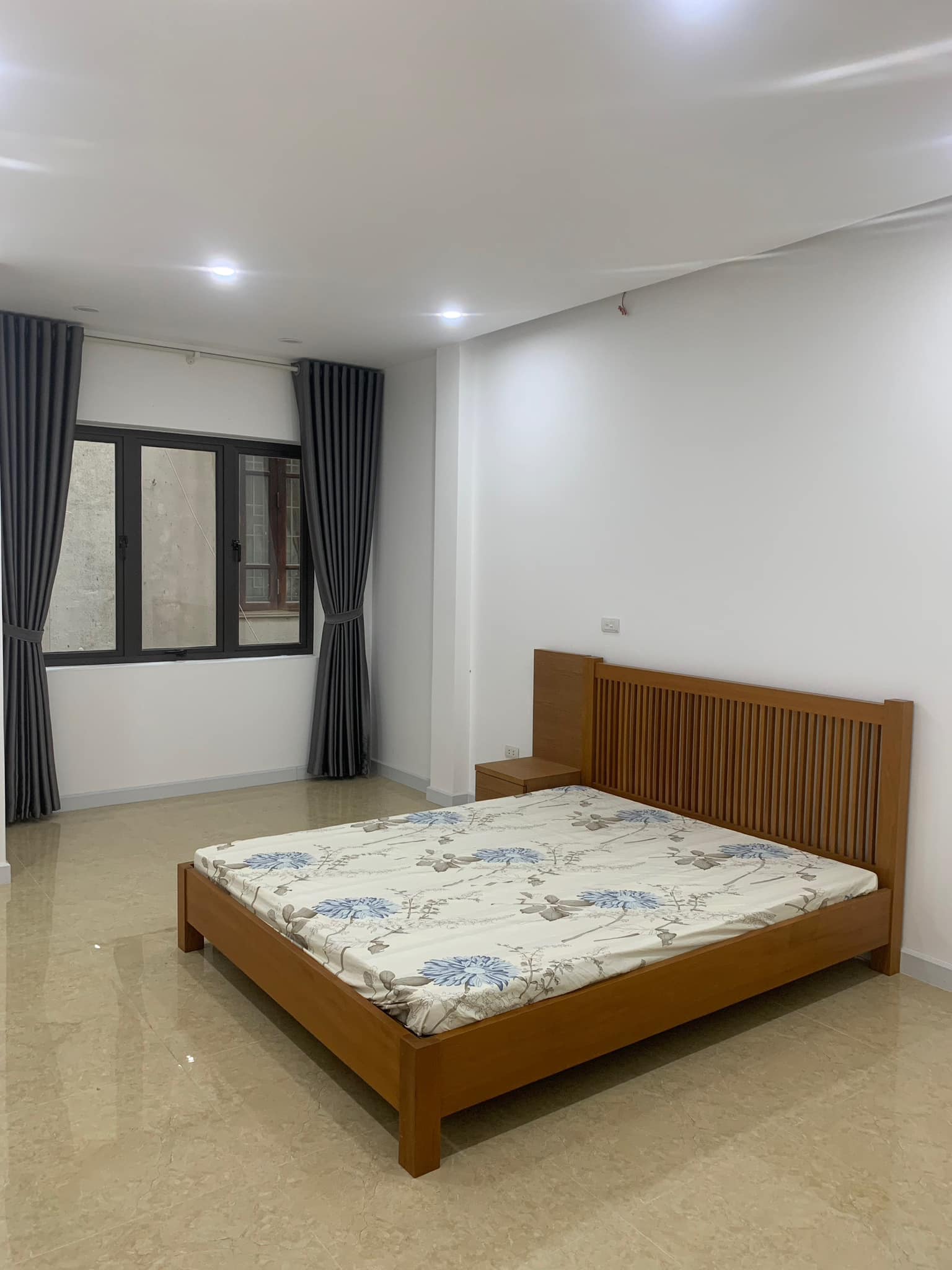 Nhà đẹp ở luôn, trước nhà rộng 2,5m, gần bãi gửi xe ô tô, 40m2 giá chỉ 6.3 tỷ