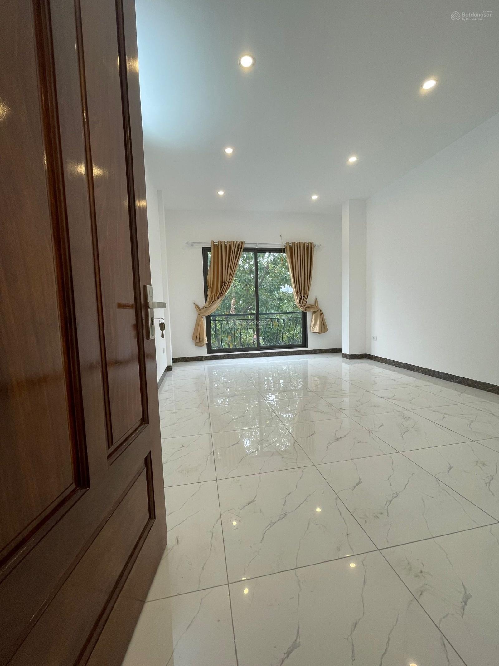 Cần bán gấp căn nhà mới 55m2 x 5 tầng, thang máy, gara ô tô tại đường Tân Mai, Q.Hoàng Mai