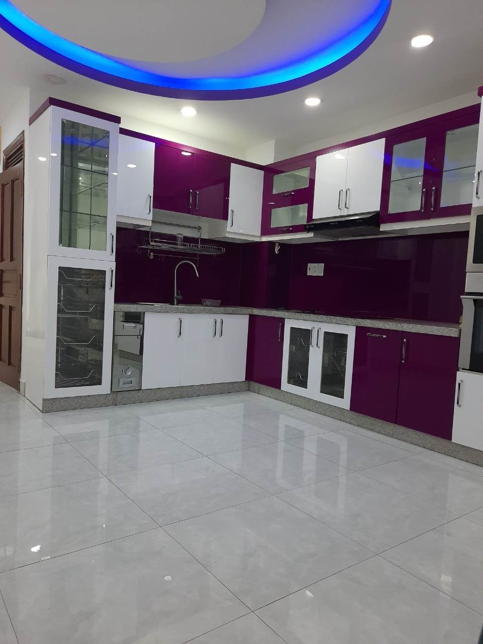 Cho thuê nhà nguyên căn 5 tầng tại Ung Văn Khiêm