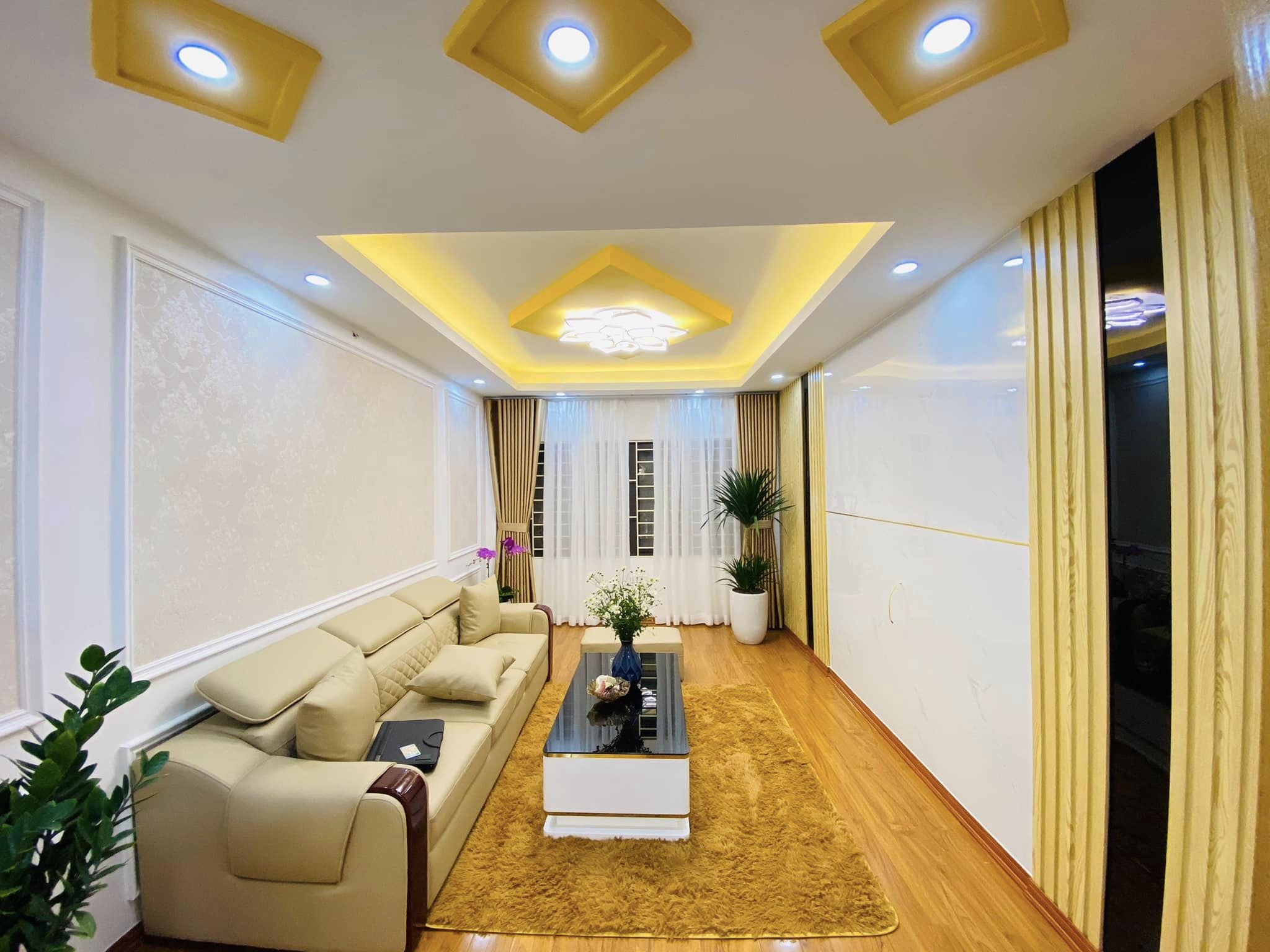 Ô TÔ, mới ở luôn nội thất xịn, dân trí cao bán nhà Hoàng Cầu 58m- 6.95 tỷ