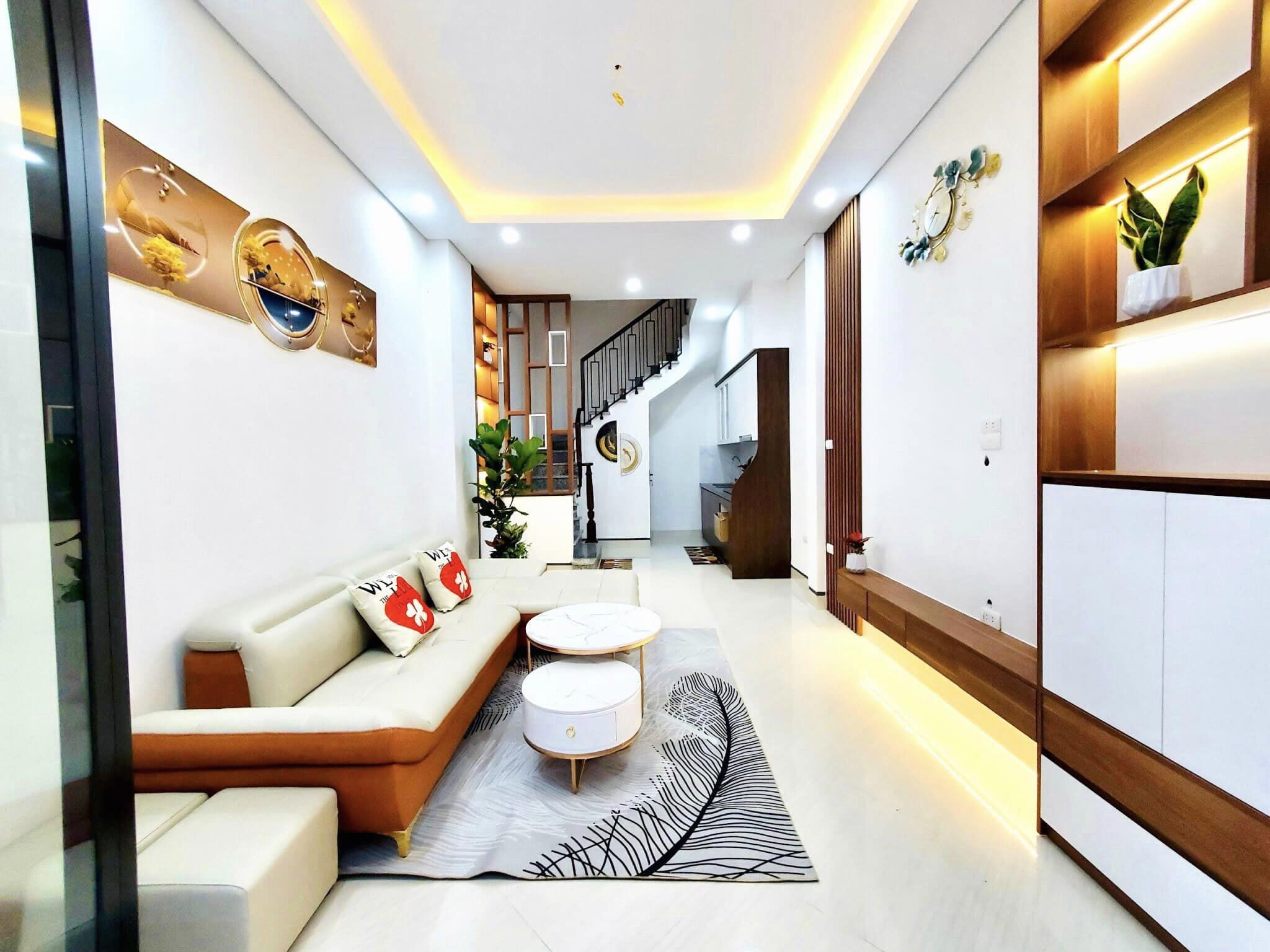 Chính chủ bán gấp Phạm Ngọc Thạch, 2 thoáng, ngõ ba gác
