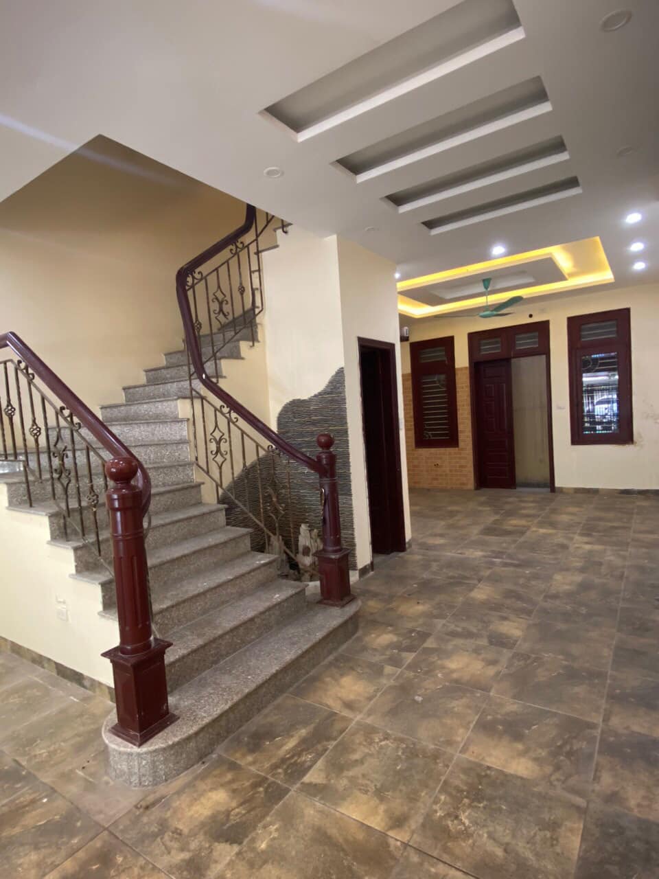 Cho thuê nhà Ô tô tránh Đỗ Quang 75mx6T KD spa kho lớp học, giá rất rẻ