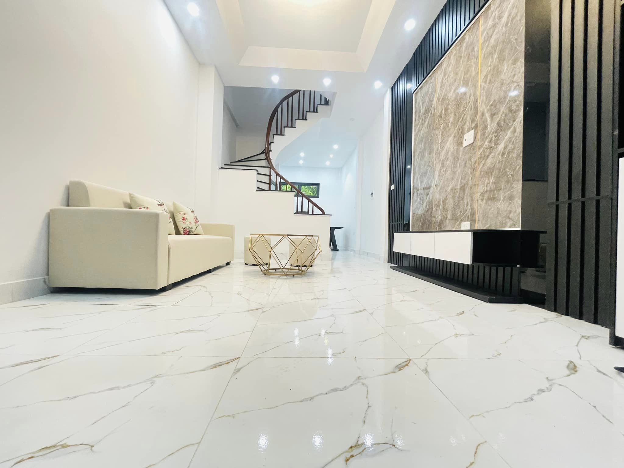 Bán nhà Đống Đa, cách phố 10m, ngõ ba gác tránh xe máy, tặng nội thất xịn sò