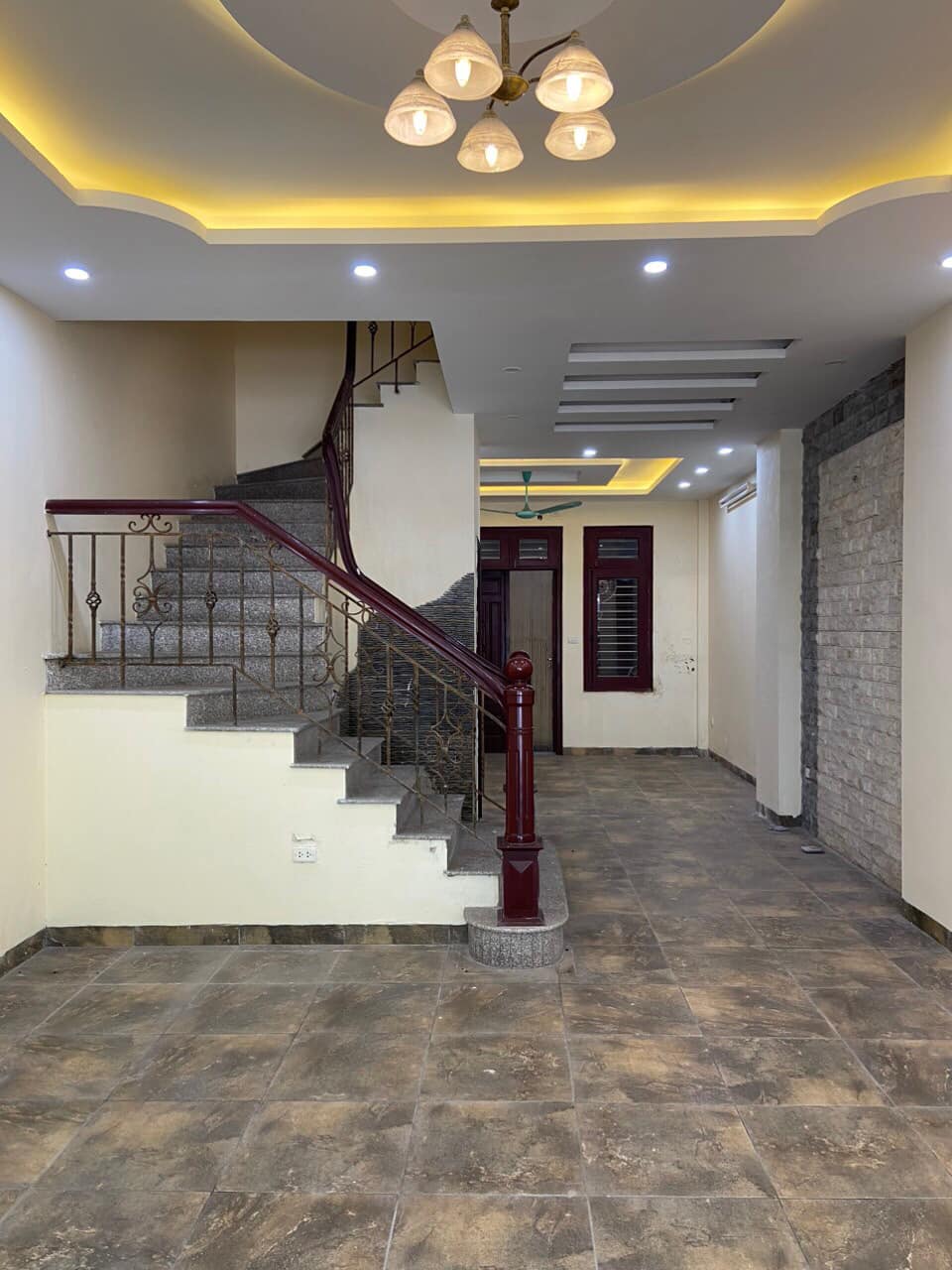 Cho thuê nhà Ô tô tránh Đỗ Quang 75mx6T KD spa kho lớp học, giá rất rẻ