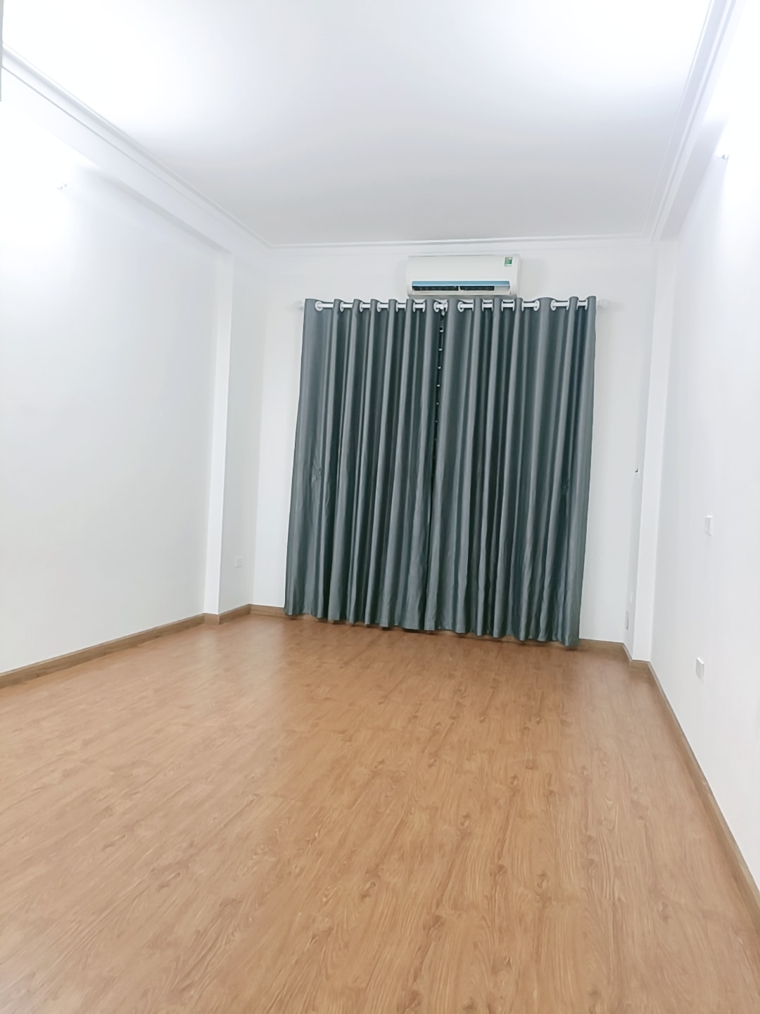 Ngõ ba gác, cách ô tô 2 nhà, có sân để xe sạch sẽ, bán nhà Thịnh Quang