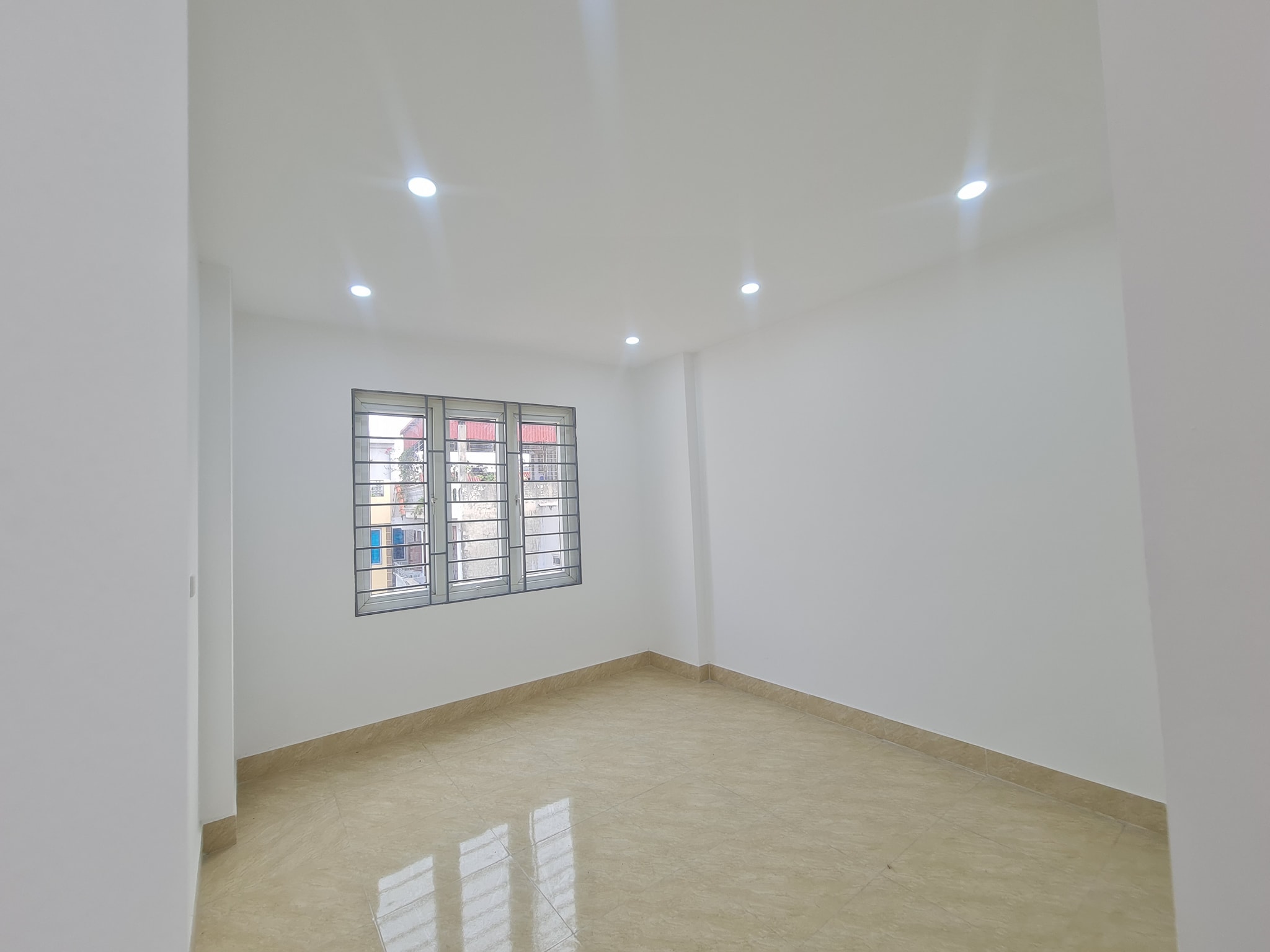 Giảm SỐC 300 trđ, cách ô tô 20m, nhà dân xây, gần vườn hoa