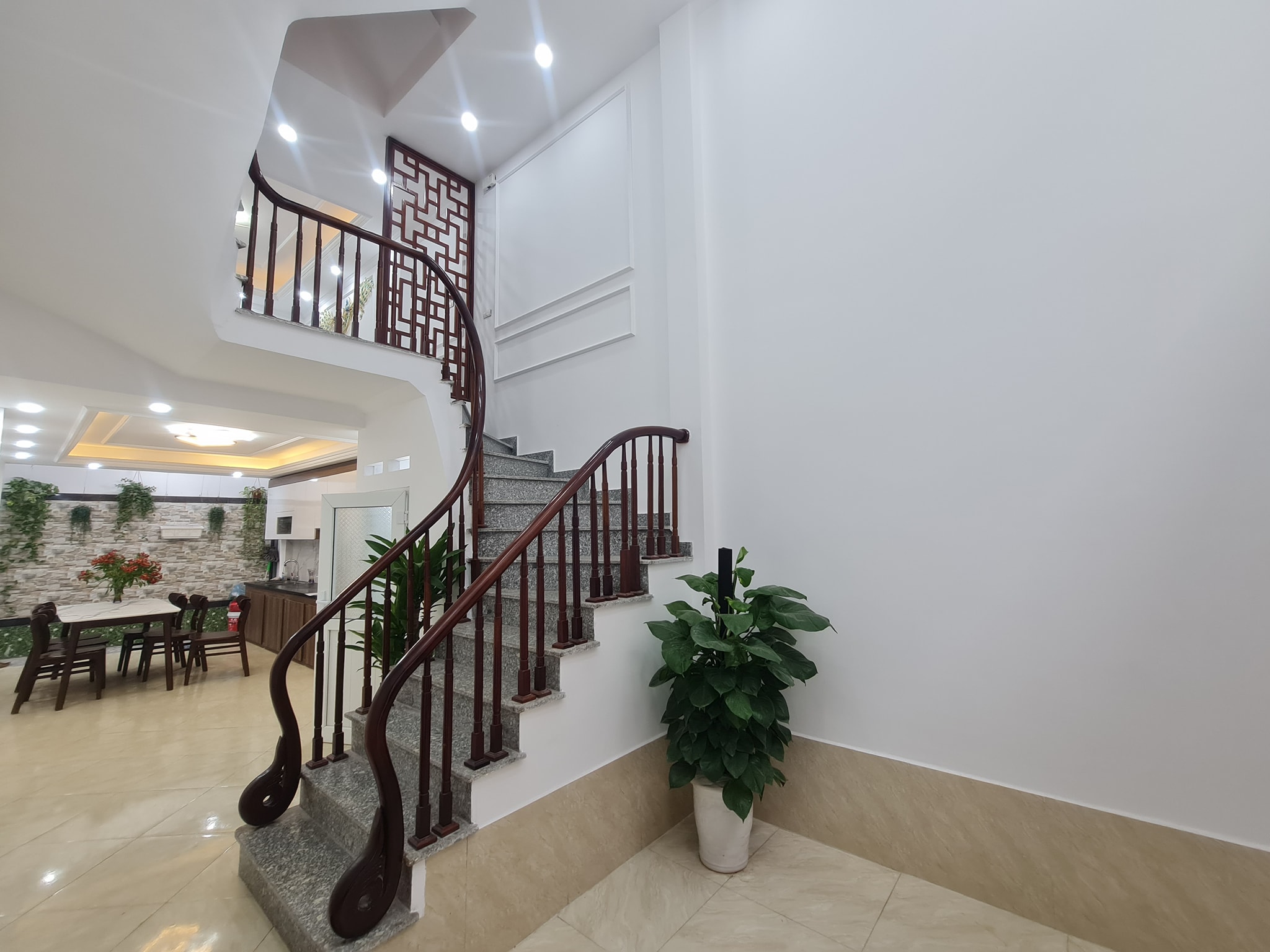 Căn góc, ở luôn, có sân để xe, bán nhà Trường Chinh, Đống Đa