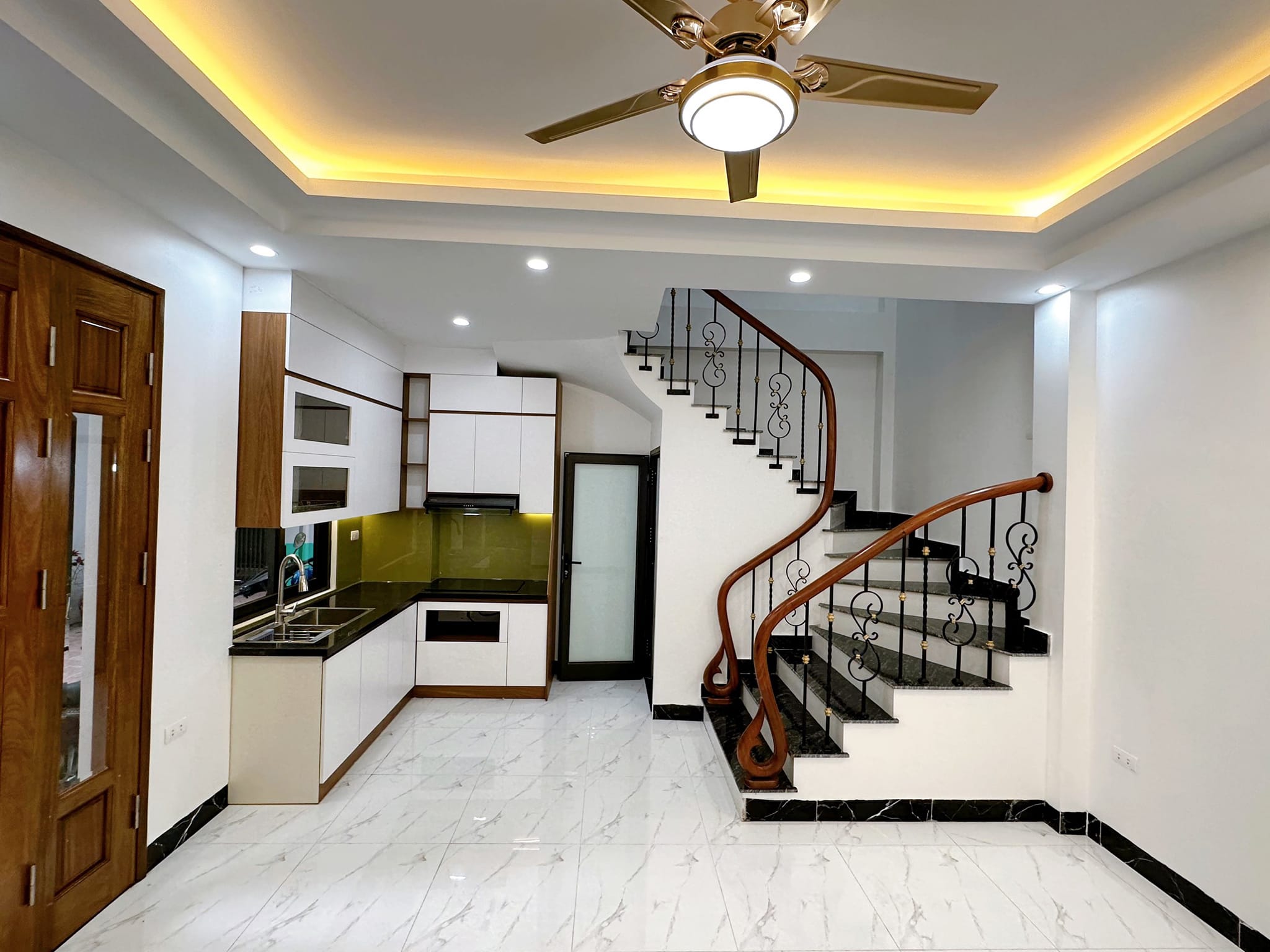 Phân lô, dân trí cao, căn góc ở ngay bán nhà Phạm Ngọc Thạch