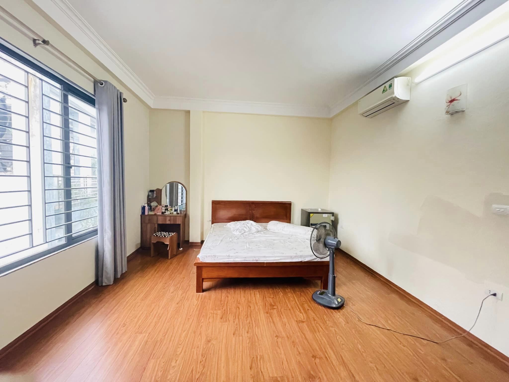 Dân xây 5 năm, cách phố 25m, tặng full nội thất, bán nhà Đặng Tiến Đông