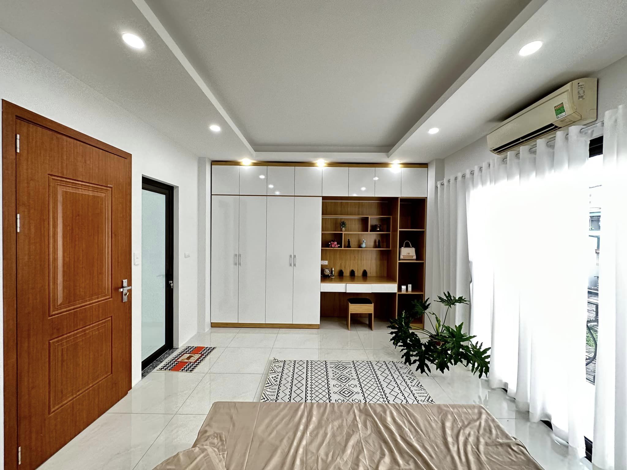 Đẹp lung linh, full nội thất,  2 thoáng, cách phố 40m bán nhà Nguyễn Lương Bằng