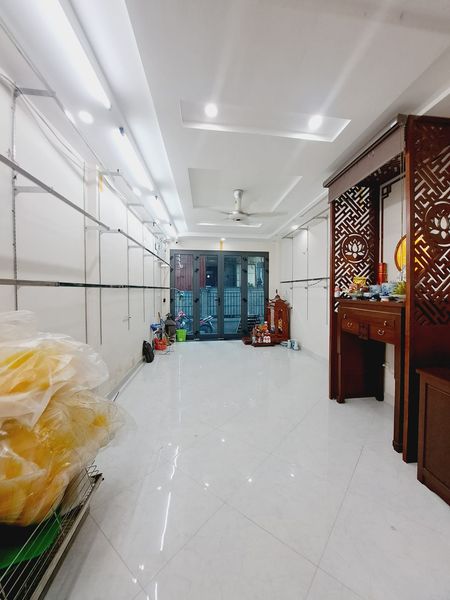 Cần bán nhà Lạc Long Quân, cạnh Hồ Tây, nhà đẹp, ngõ thông, nở hậu, kinh doanh tốt