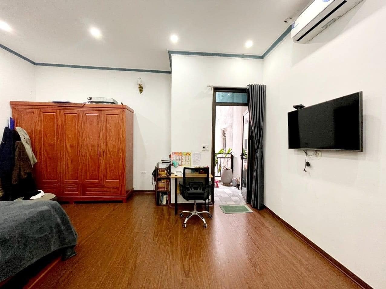 Bán nhà riêng ngõ 10 Tôn Thất Tùng, 45m2, 4 tầng, Ô Tô giá chỉ 6,5 Tỷ