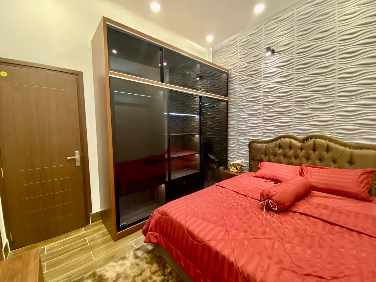 Gò Vấp
Nhà MT Nguyễn Thái Sơn, 4 tầng 248m², giá chỉ có 14.2 tỷ