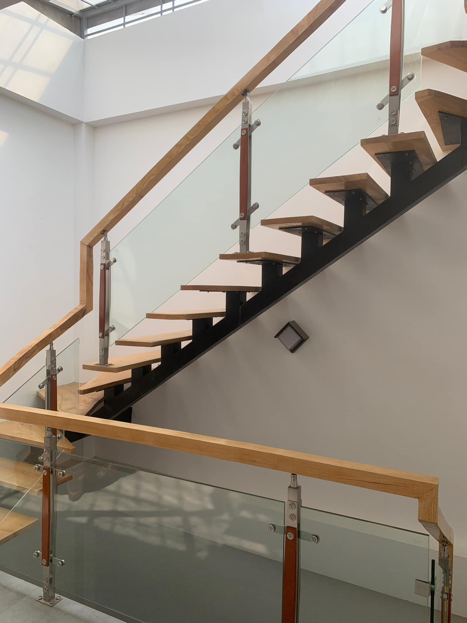 Nhà đẹp ở luôn, trước nhà rộng 2,5m, gần bãi gửi xe ô tô, 40m2 giá chỉ 6.3 tỷ