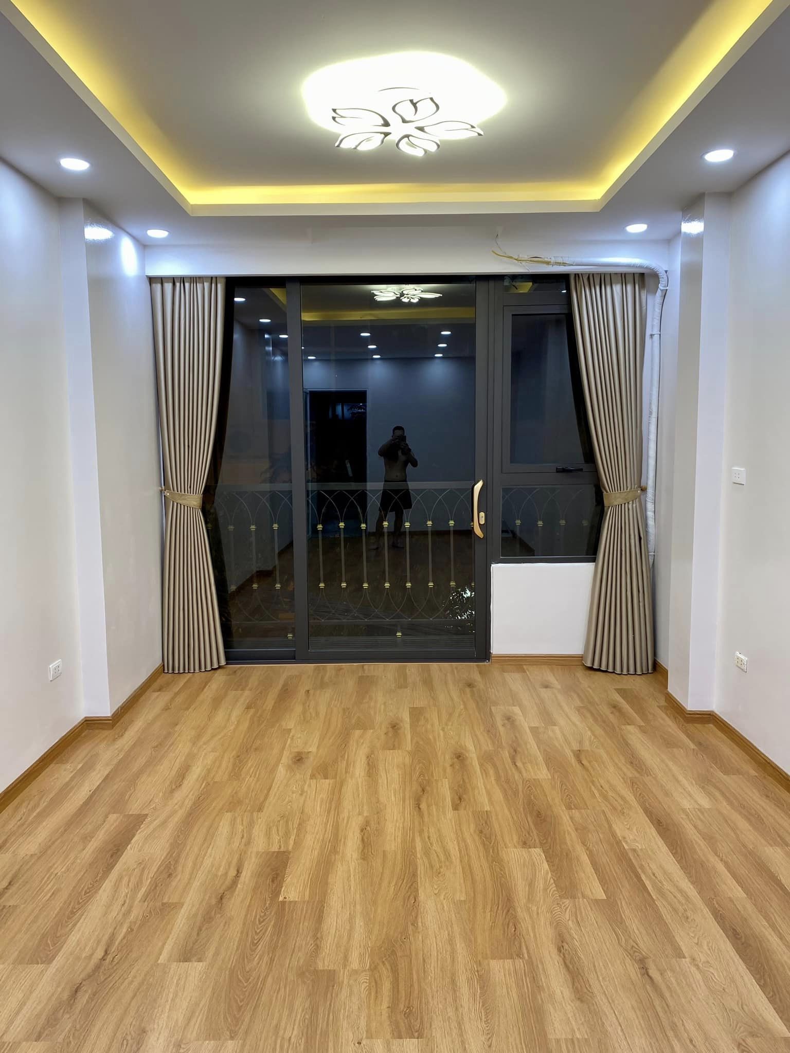 Bán nhà riêng ngõ 10 Tôn Thất Tùng, 45,6m2, 4T , Ô Tô Giá Chỉ 6,5 Tỷ