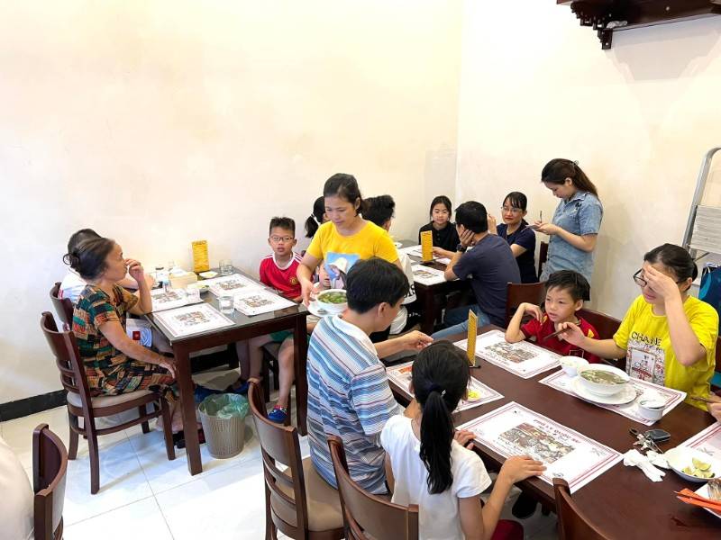Sang nhượng nhà hàng phở Lý Quốc Sư, mặt đường Phùng Hưng, Hà Đông