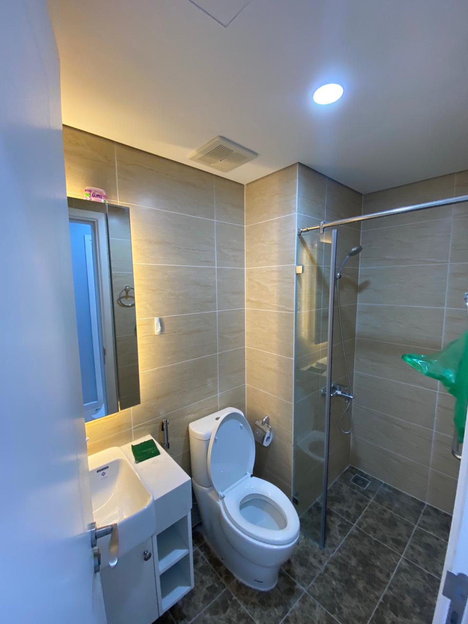 Tôi bán căn hộ 3PN Dcapital toà C full nội thất, sổ đỏ chính chủ, bán gấp trong tuần